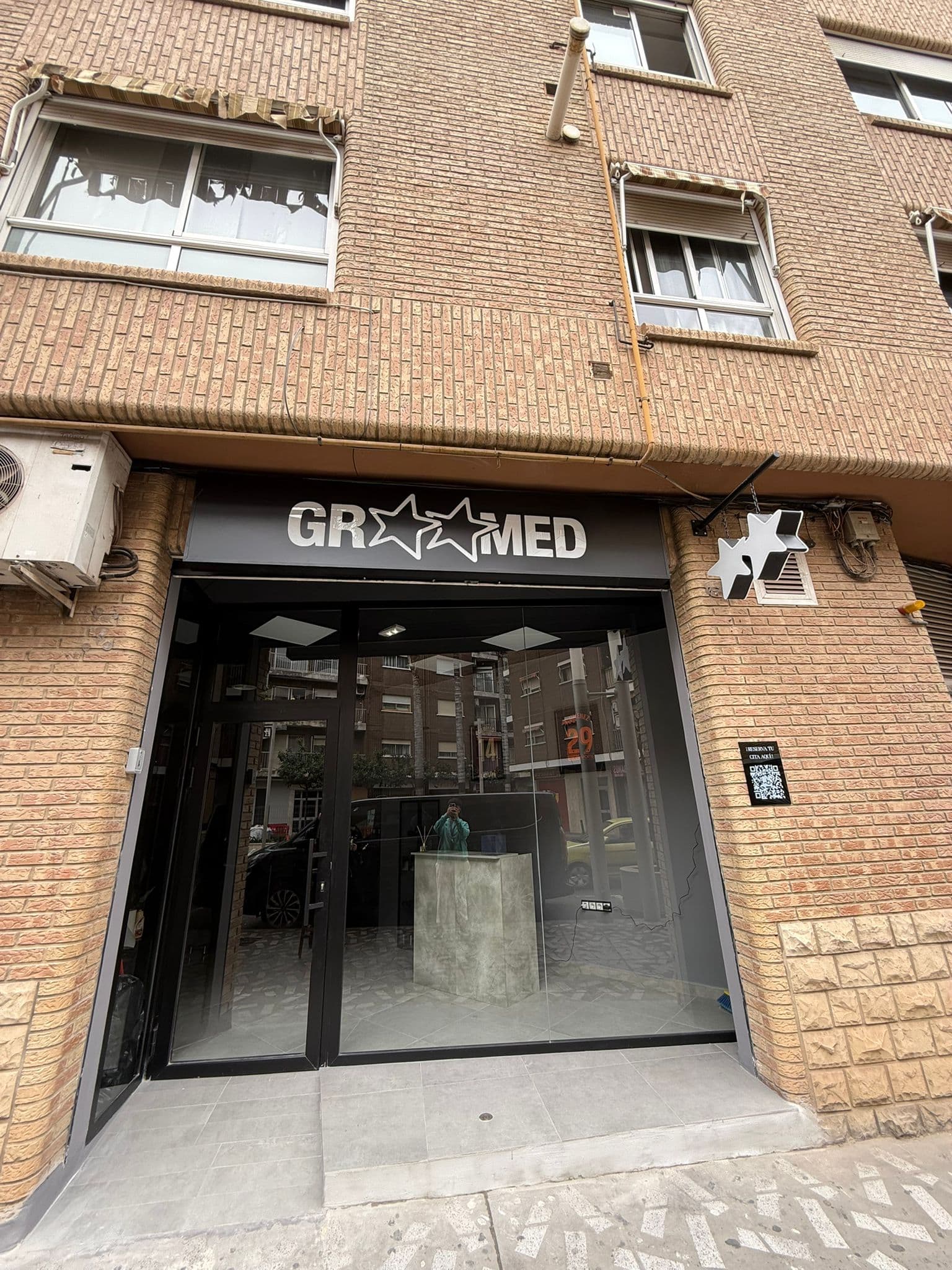 Fachada Groomed Barbería